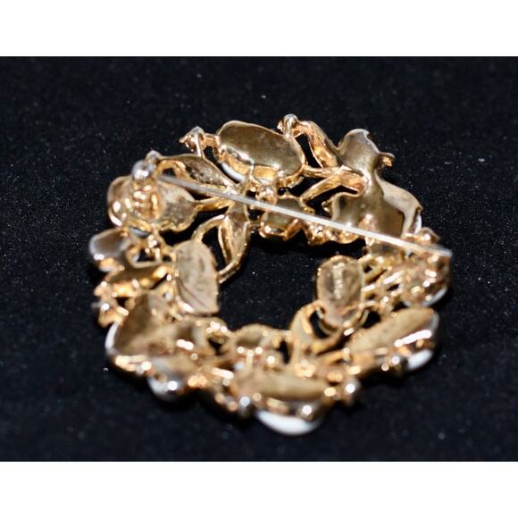 Vintage Crown TRIFARI Gold Tone & White Pebble Beach Lucite Flower Wreath Brooch - Picture 5 of 8